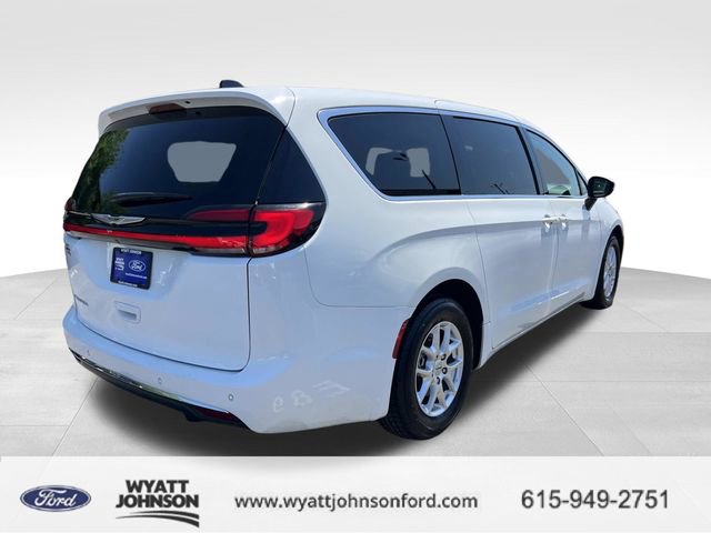 Used 2023 Chrysler Pacifica Touring-L image 3