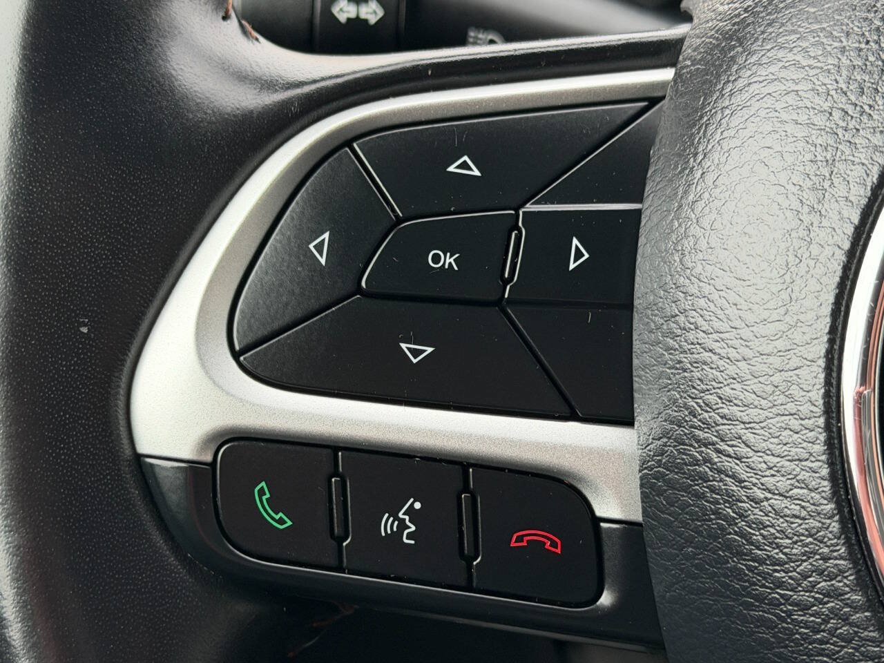 Used 2019 Jeep Compass Latitude AWD/4WD image 36