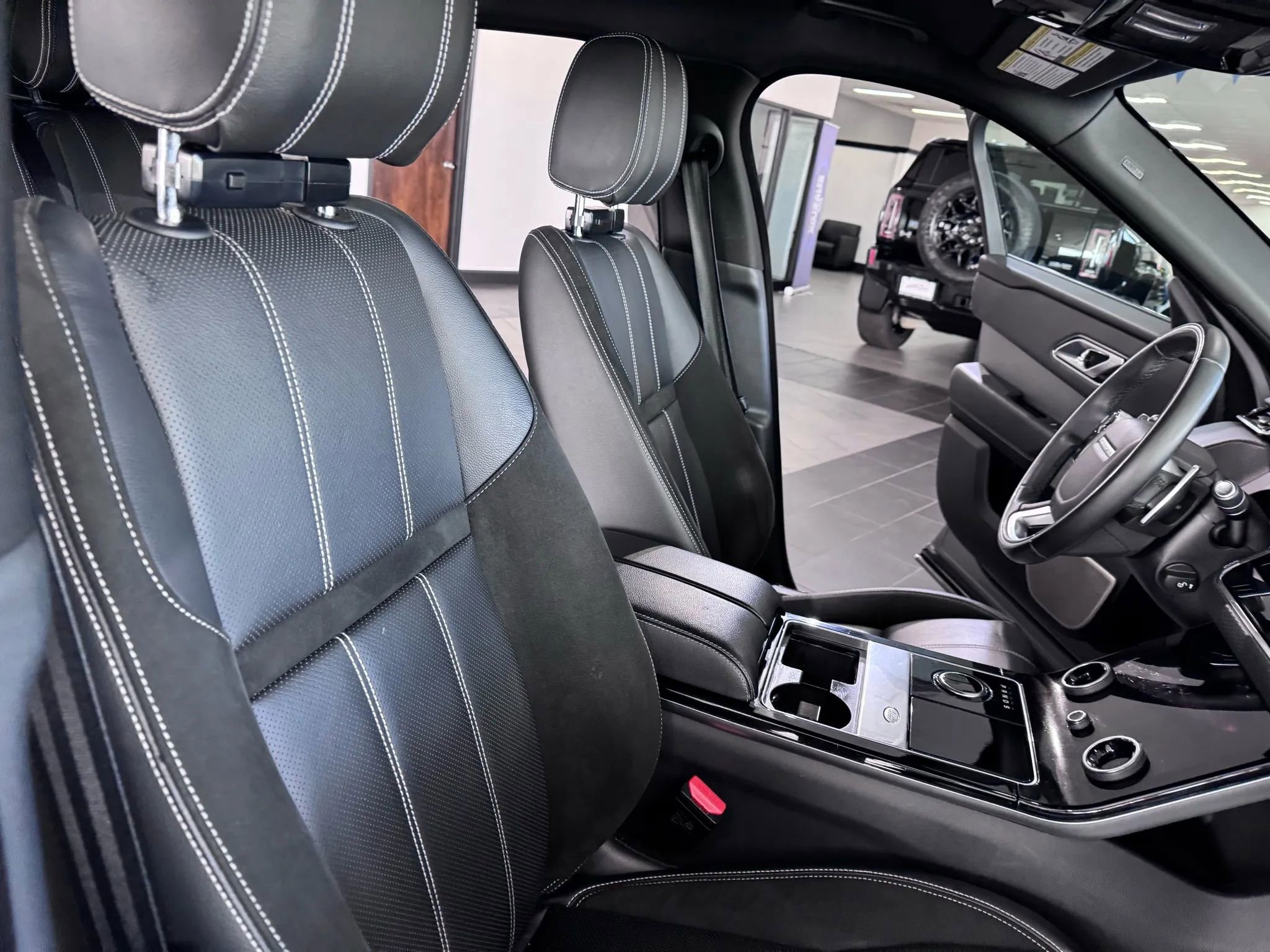 Used 2019 Land Rover Range Rover Velar R-Dynamic SE image 13