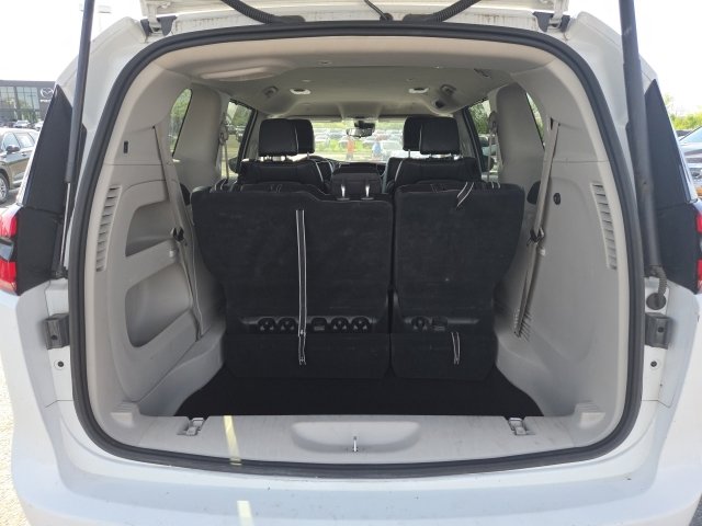 Used 2023 Chrysler Pacifica Touring-L FWD image 11