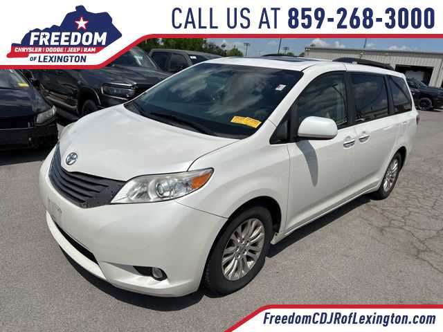 Used 2017 Toyota Sienna XLE FWD image 1