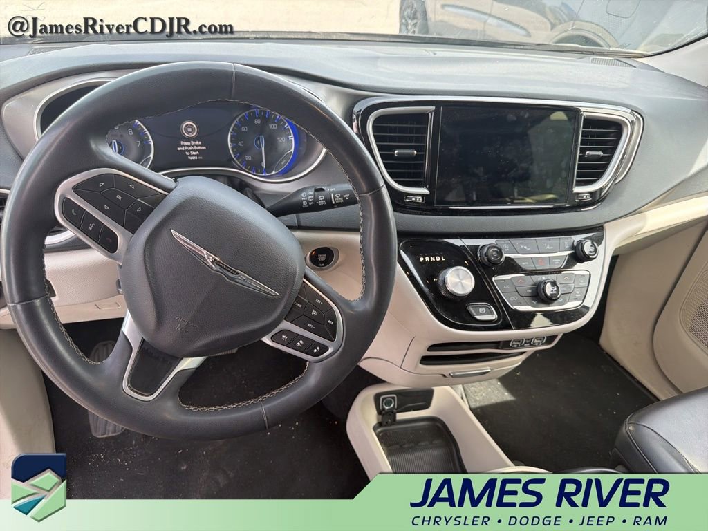 Used 2023 Chrysler Pacifica Touring-L image 10