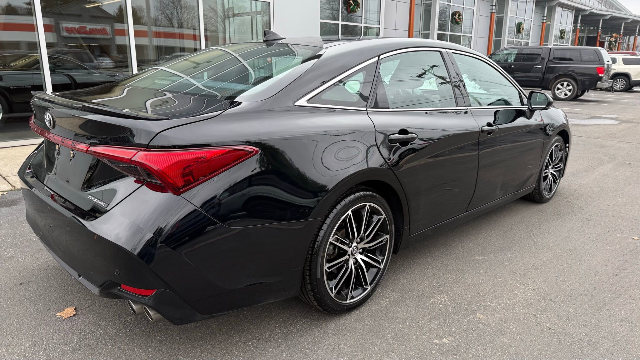 Used 2019 Toyota Avalon Touring image 2