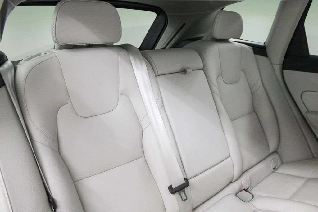 Used 2025 Volvo XC60 B5 Plus w/ Protection Package Premier AWD/4WD image 28