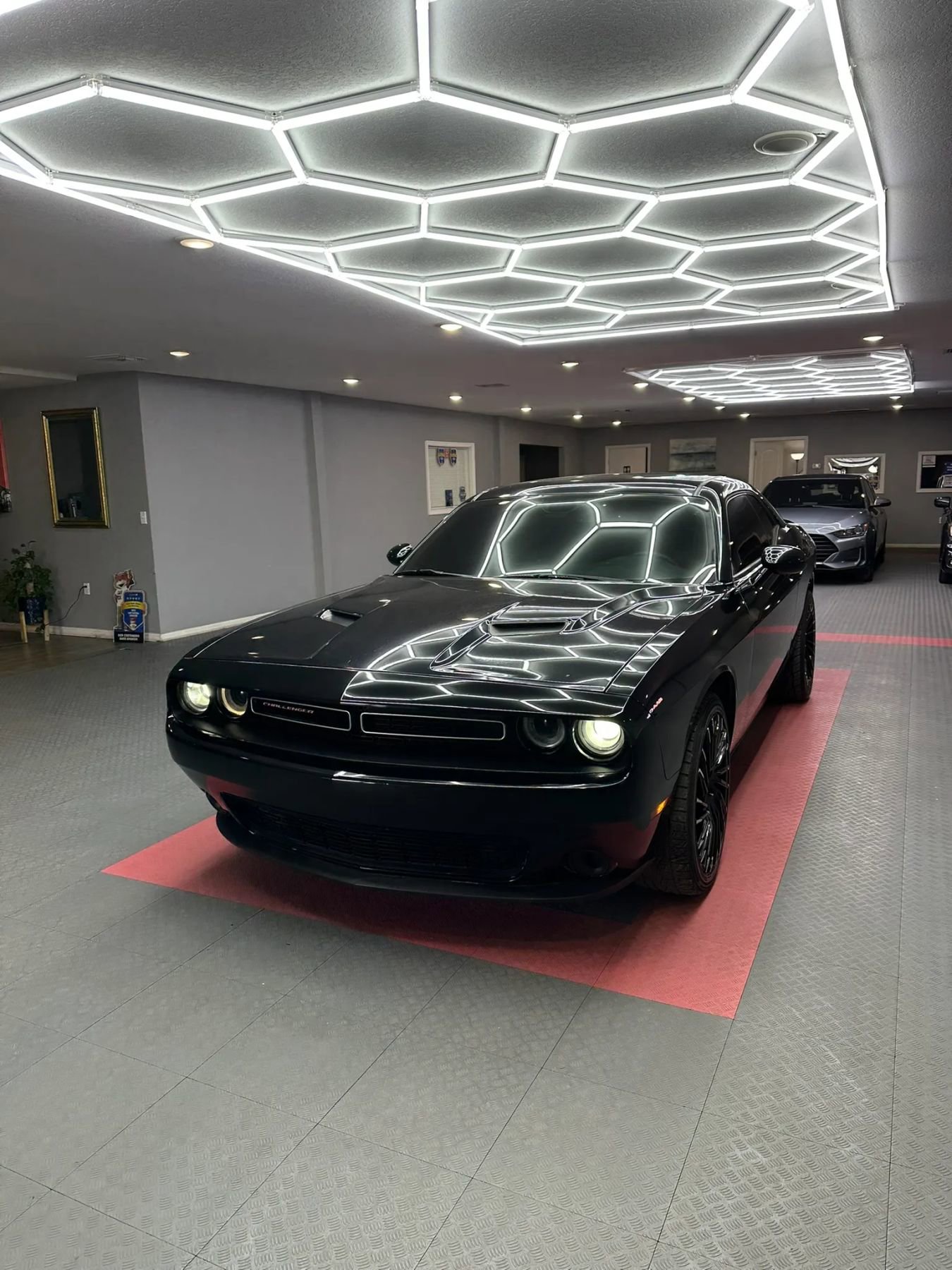 Used 2018 Dodge Challenger SXT RWD image 2