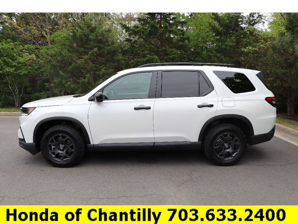 Certified 2025 Honda Pilot TrailSport image 4