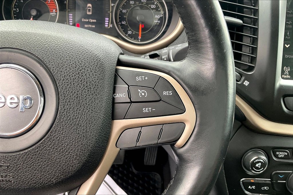 Used 2017 Jeep Cherokee Latitude w/ Safety/Convenience Group FWD image 18