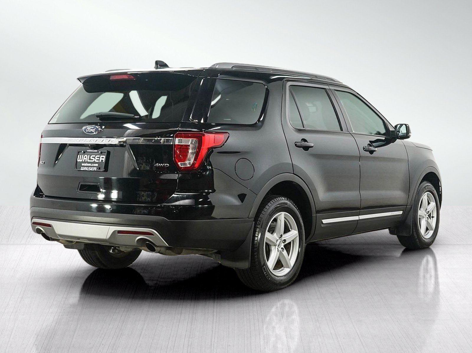 Used 2017 Ford Explorer XLT w/ Equipment Group 202A AWD/4WD image 5