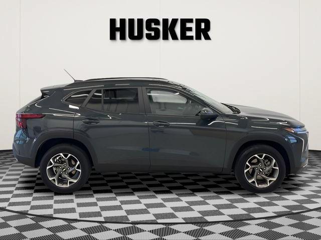 Certified 2025 Chevrolet Trax LT FWD image 2