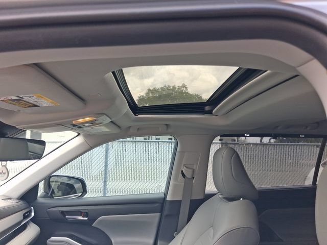 Used 2021 Toyota Highlander XLE FWD image 12