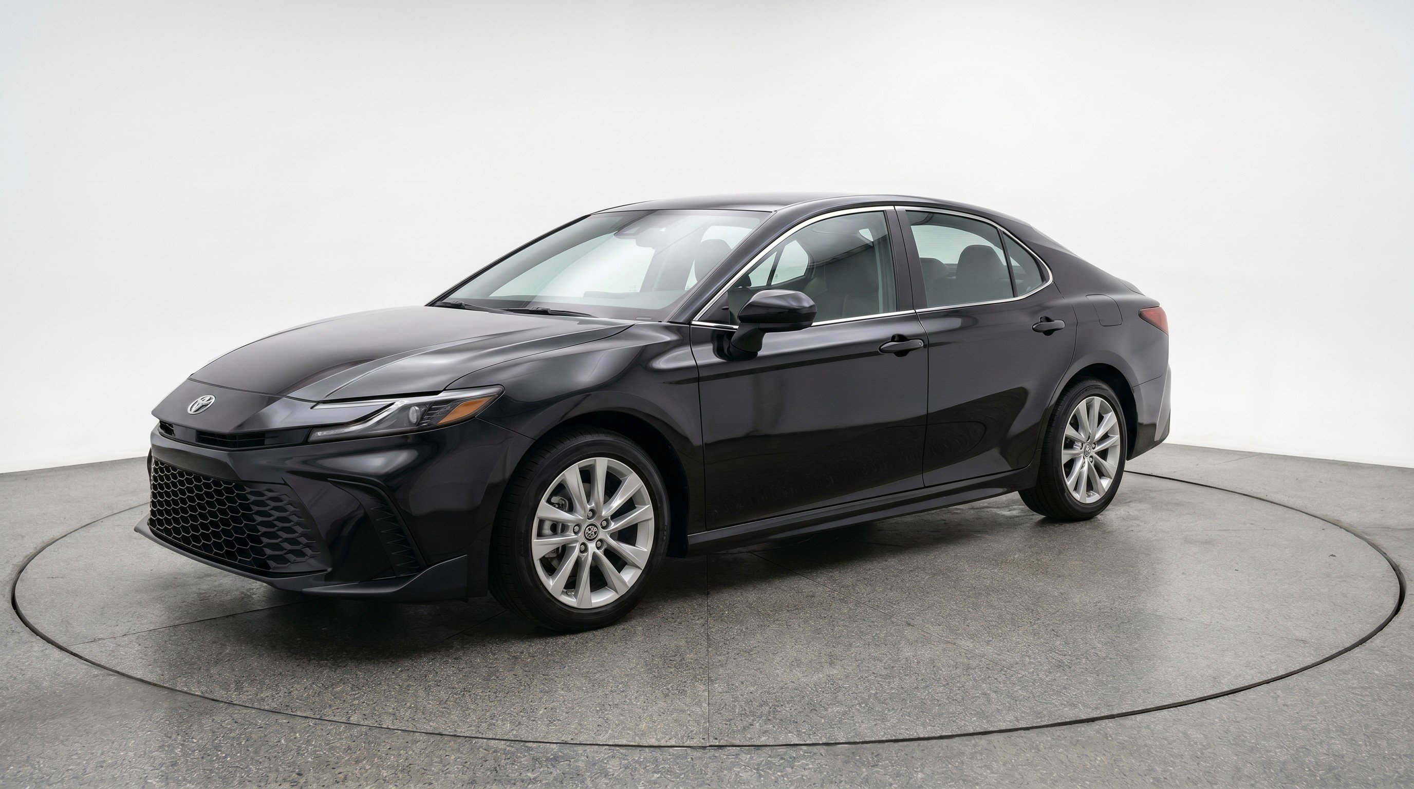 Used 2025 Toyota Camry LE FWD image 3