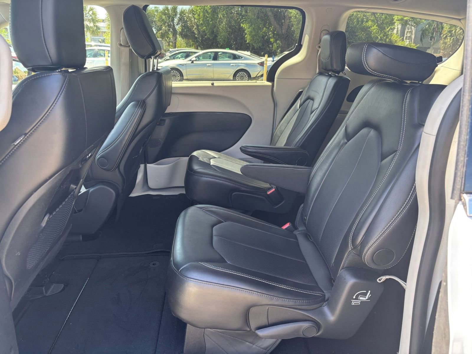 Used 2024 Chrysler Pacifica Touring-L FWD image 27