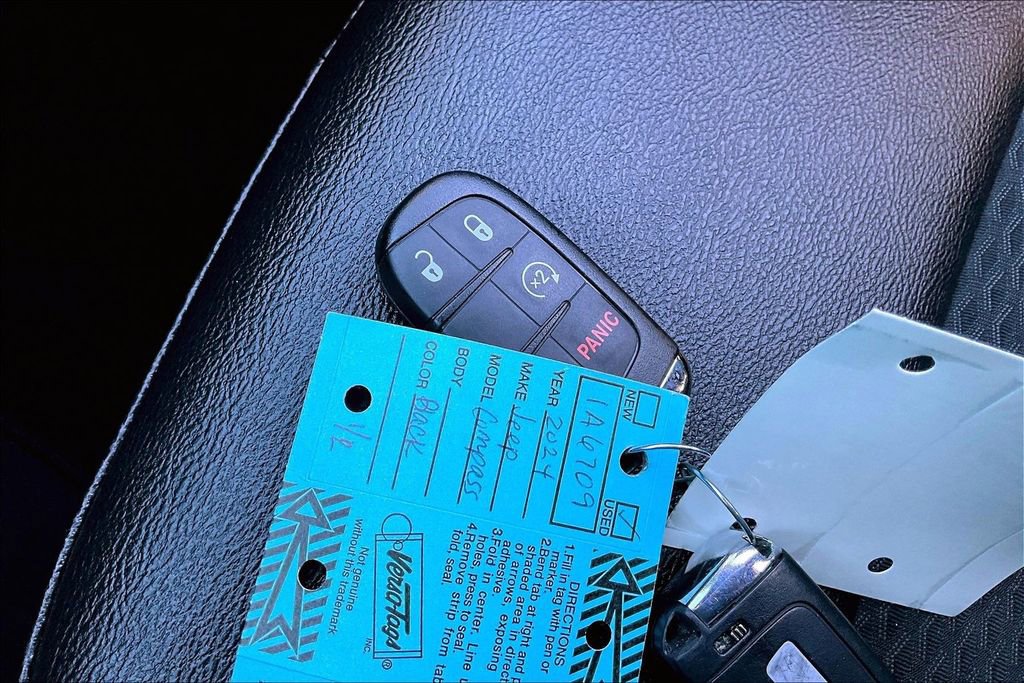 Used 2024 Jeep Compass Latitude image 11