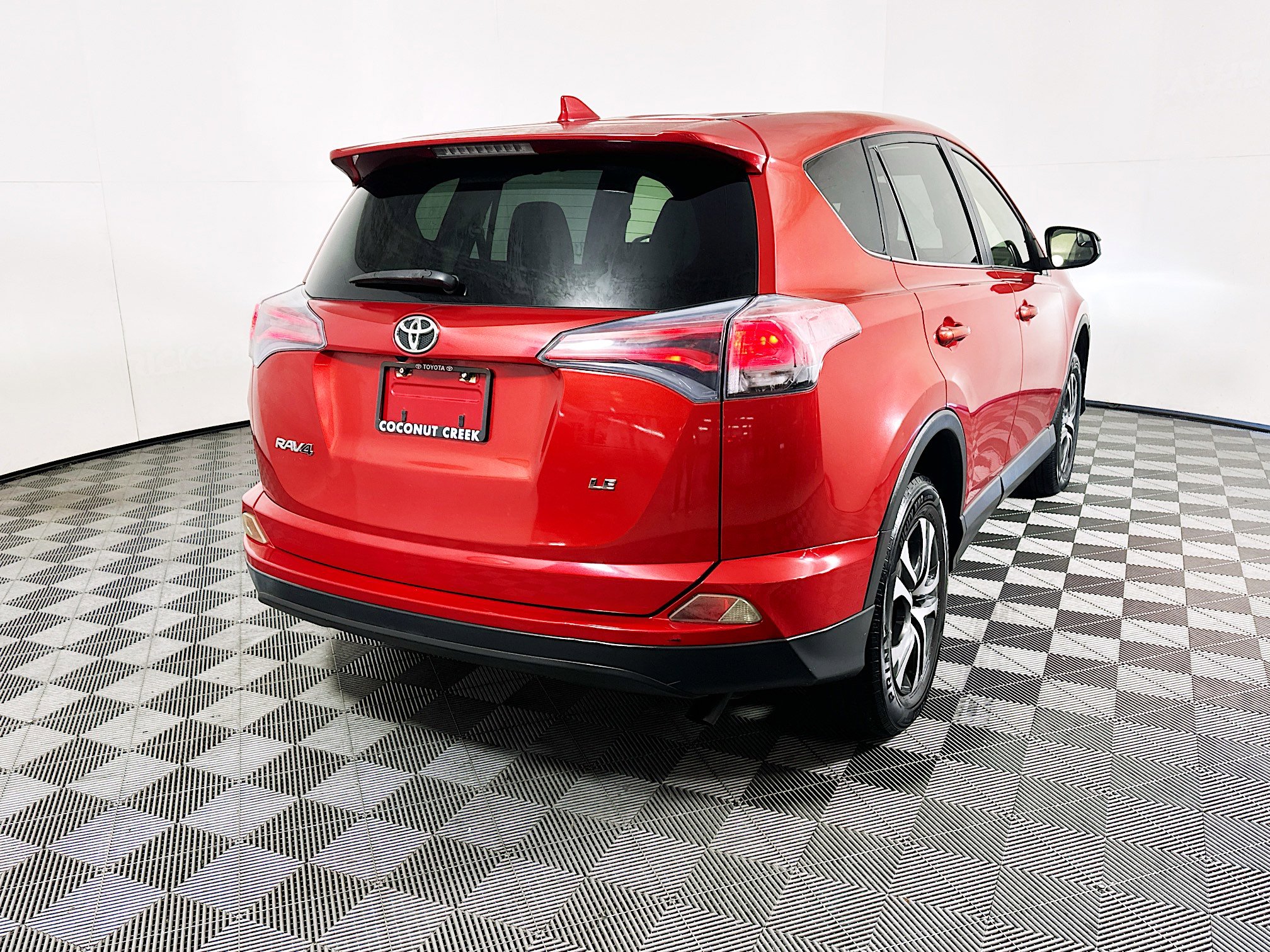 Used 2017 Toyota RAV4 LE FWD image 3