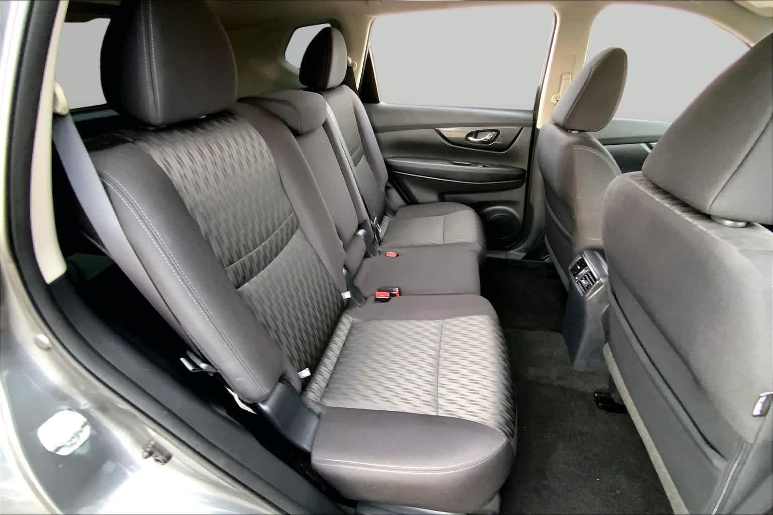 Used 2018 Nissan Rogue SV w/ Premium Package FWD image 19
