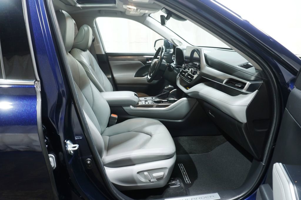 Used 2023 Toyota Highlander Limited FWD image 14
