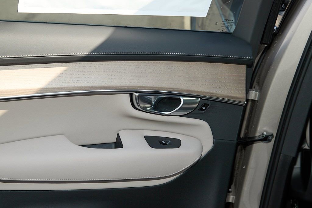 New 2026 Volvo XC90 T8 Plus w/ Protection Package Premier image 19