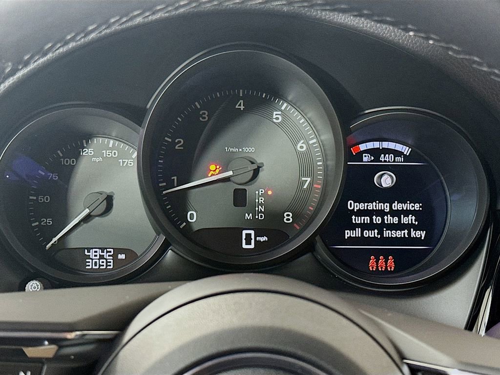 Certified 2026 Porsche Macan image 13