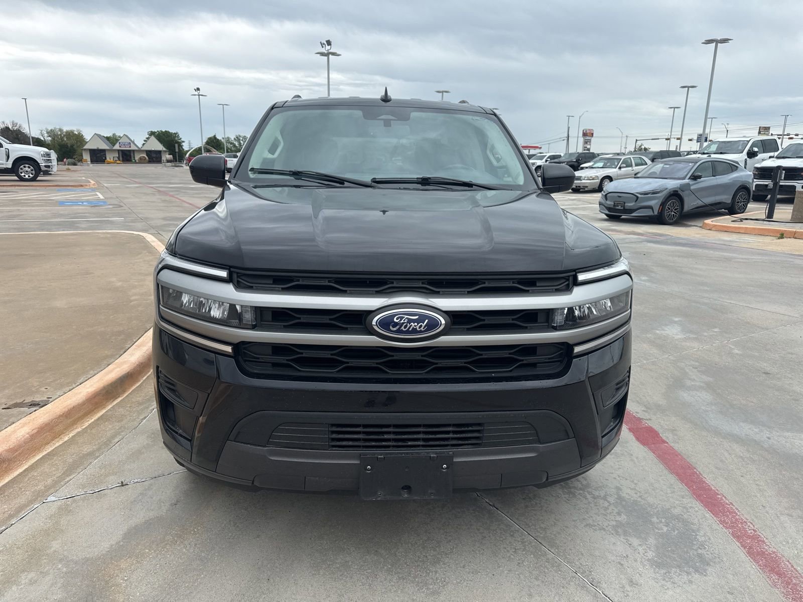 Used 2024 Ford Expedition Max XLT image 2