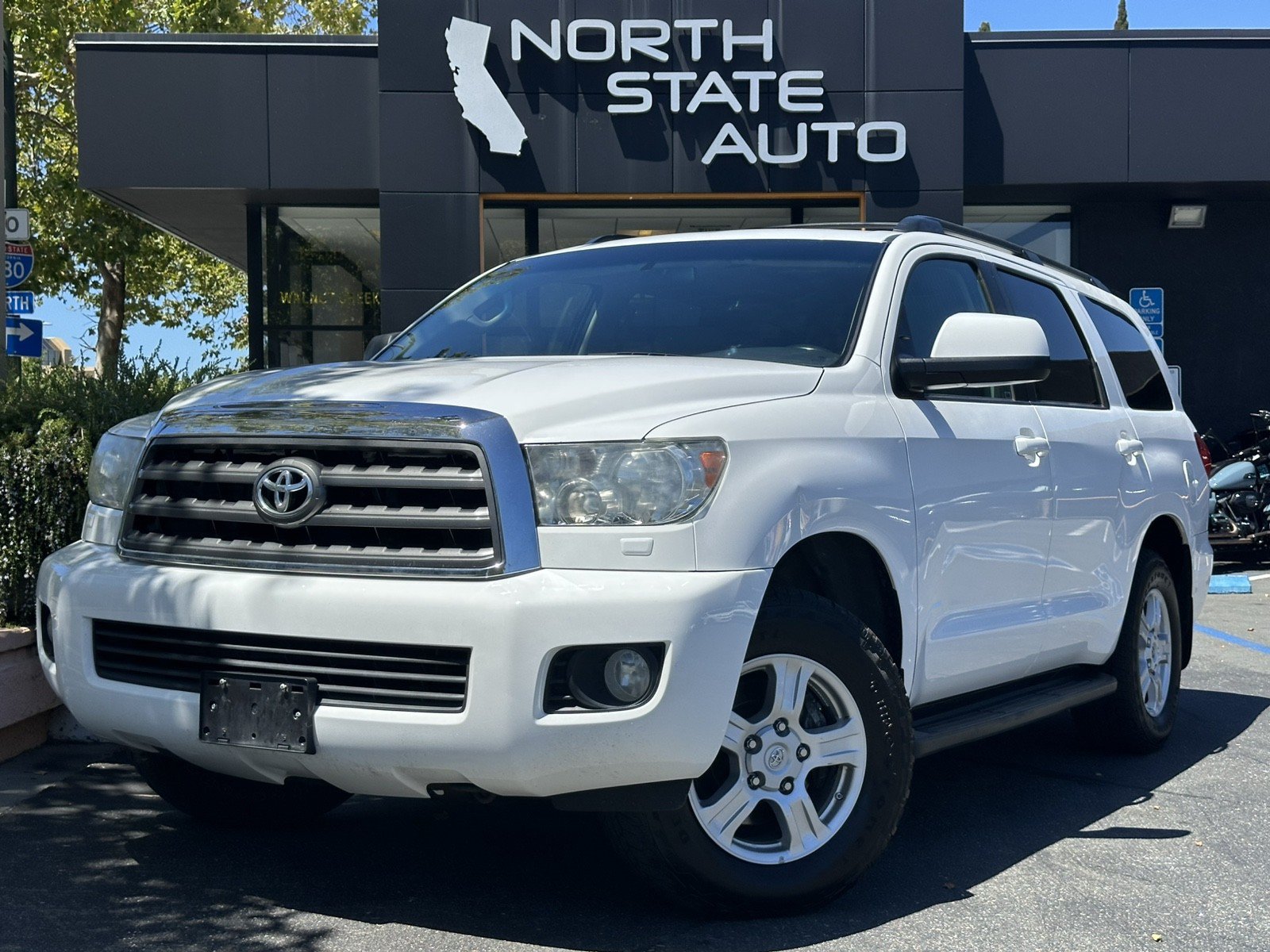 Used 2015 Toyota Sequoia SR5 AWD/4WD image 2