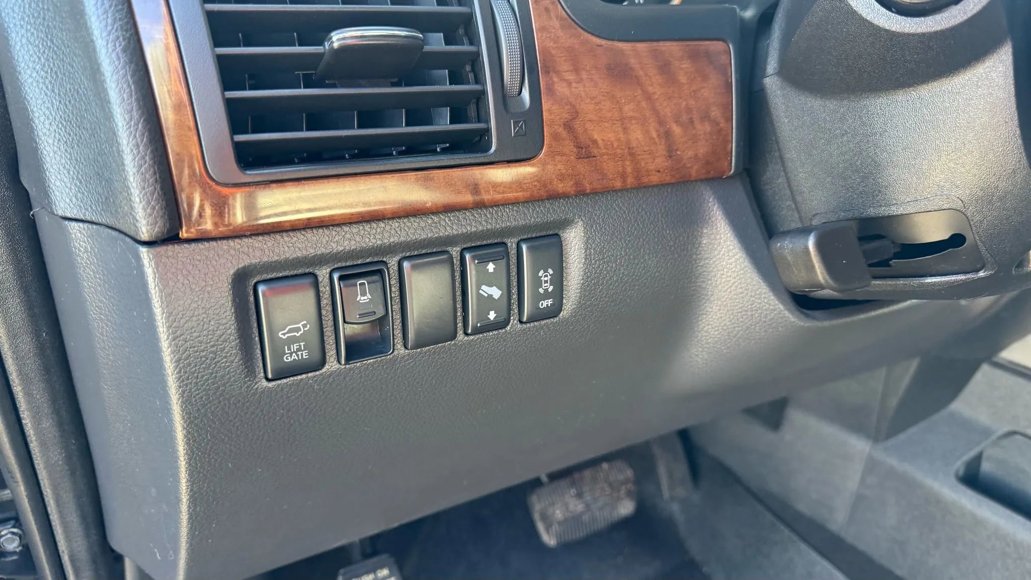 Used 2015 Nissan Armada Platinum w/ 2nd Row Captain Seat Package image 17