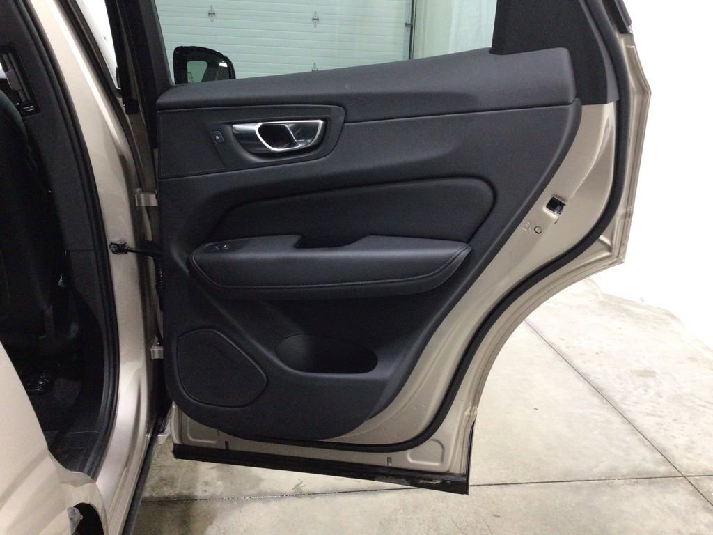 Used 2025 Volvo XC60 B5 Core image 29