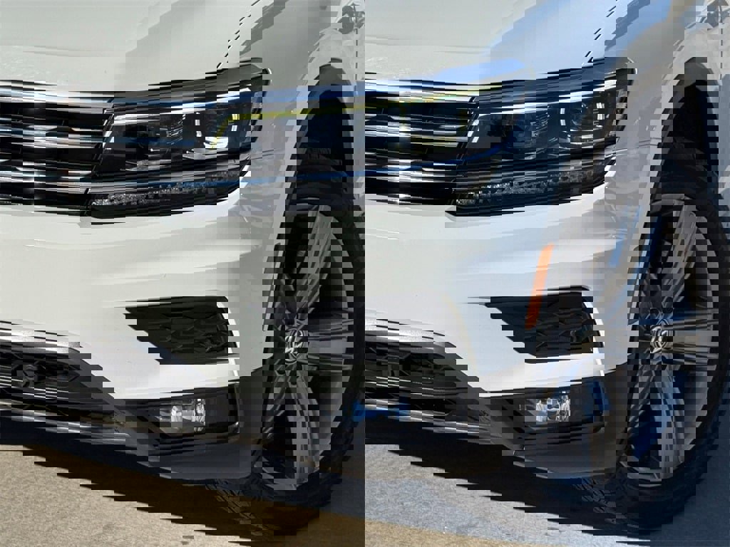 Used 2019 Volkswagen Tiguan SEL Premium image 2