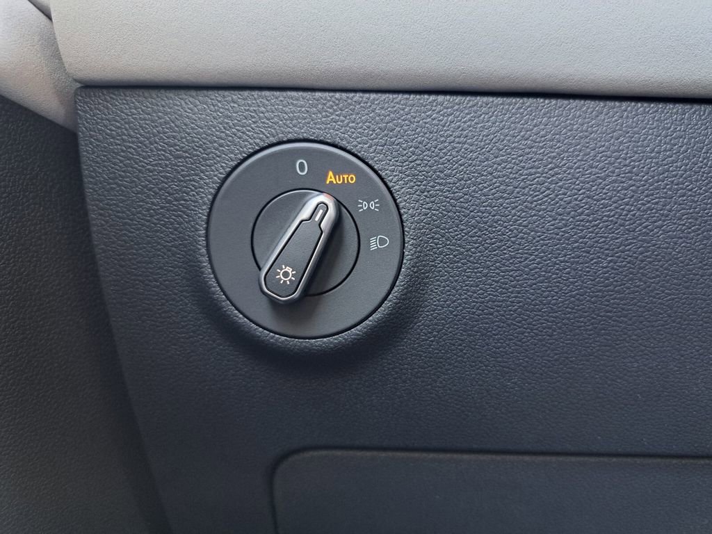 Used 2025 Volkswagen Taos SE image 14