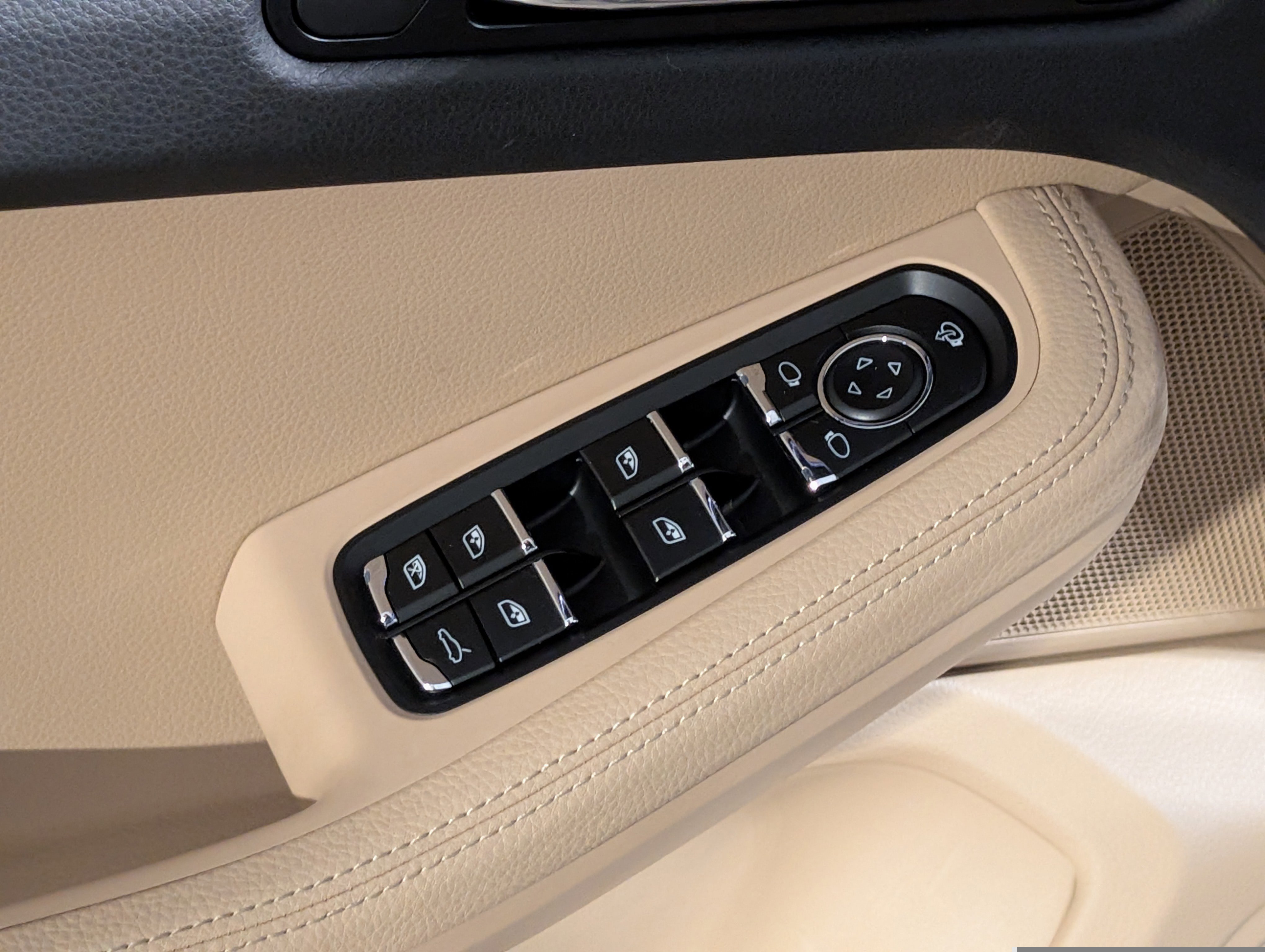 Certified 2025 Porsche Macan image 20