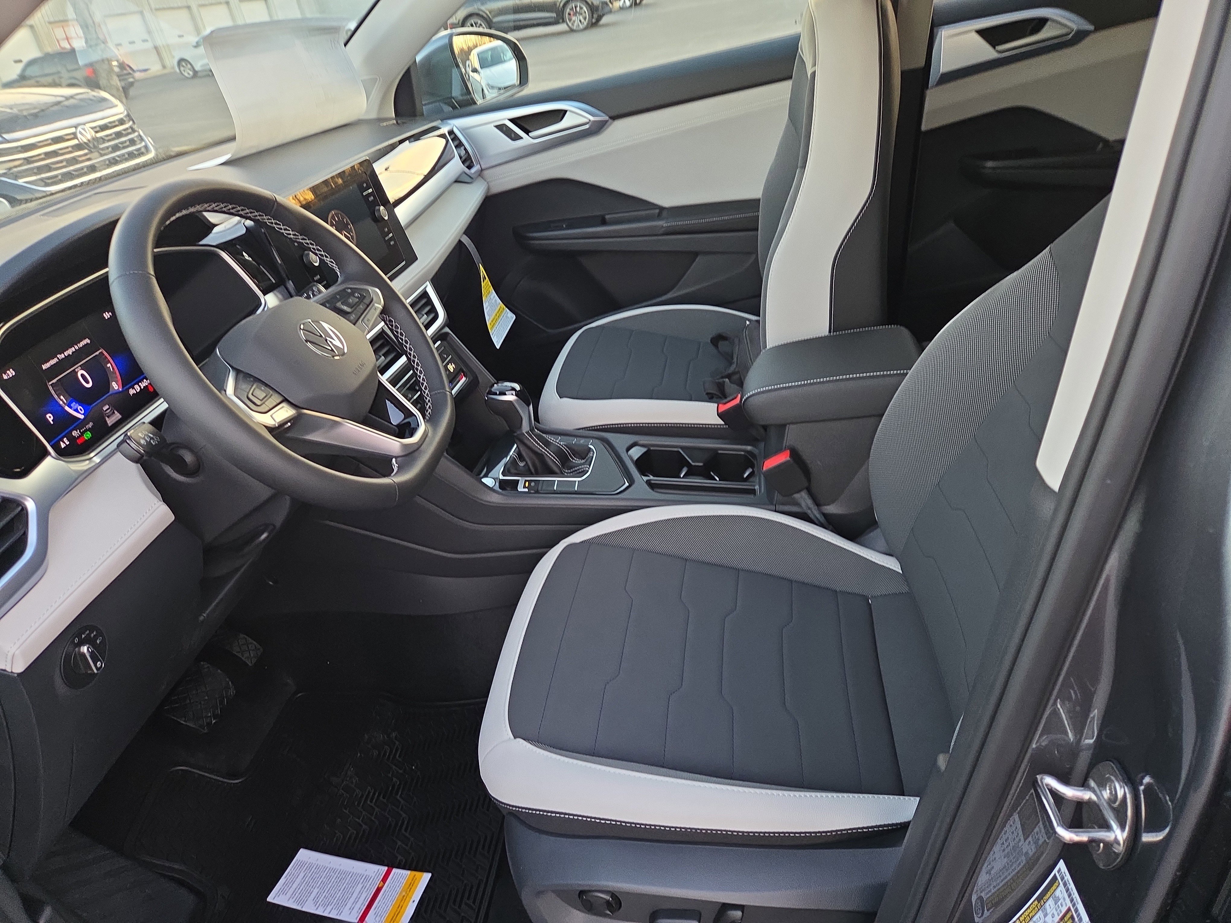 New 2026 Volkswagen Taos SE image 4