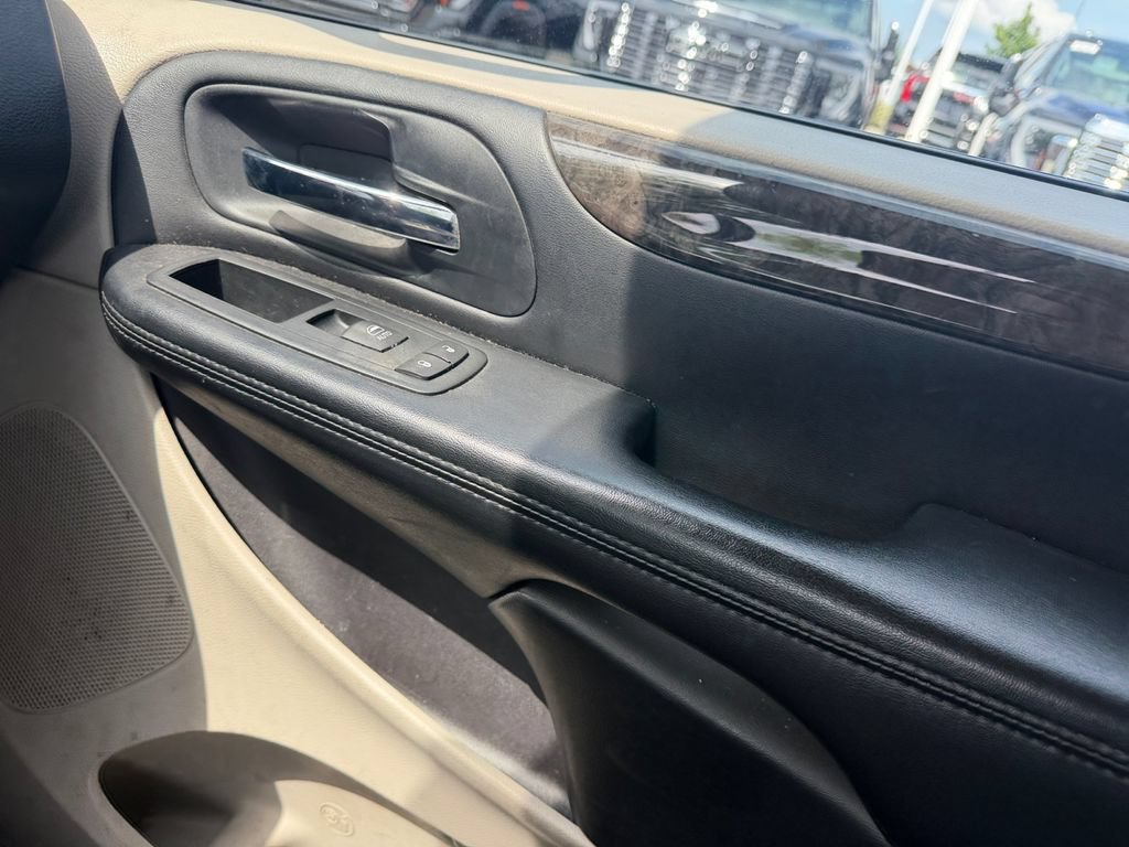Used 2011 Dodge Grand Caravan Crew w/ Entertainment Group 1 FWD image 37