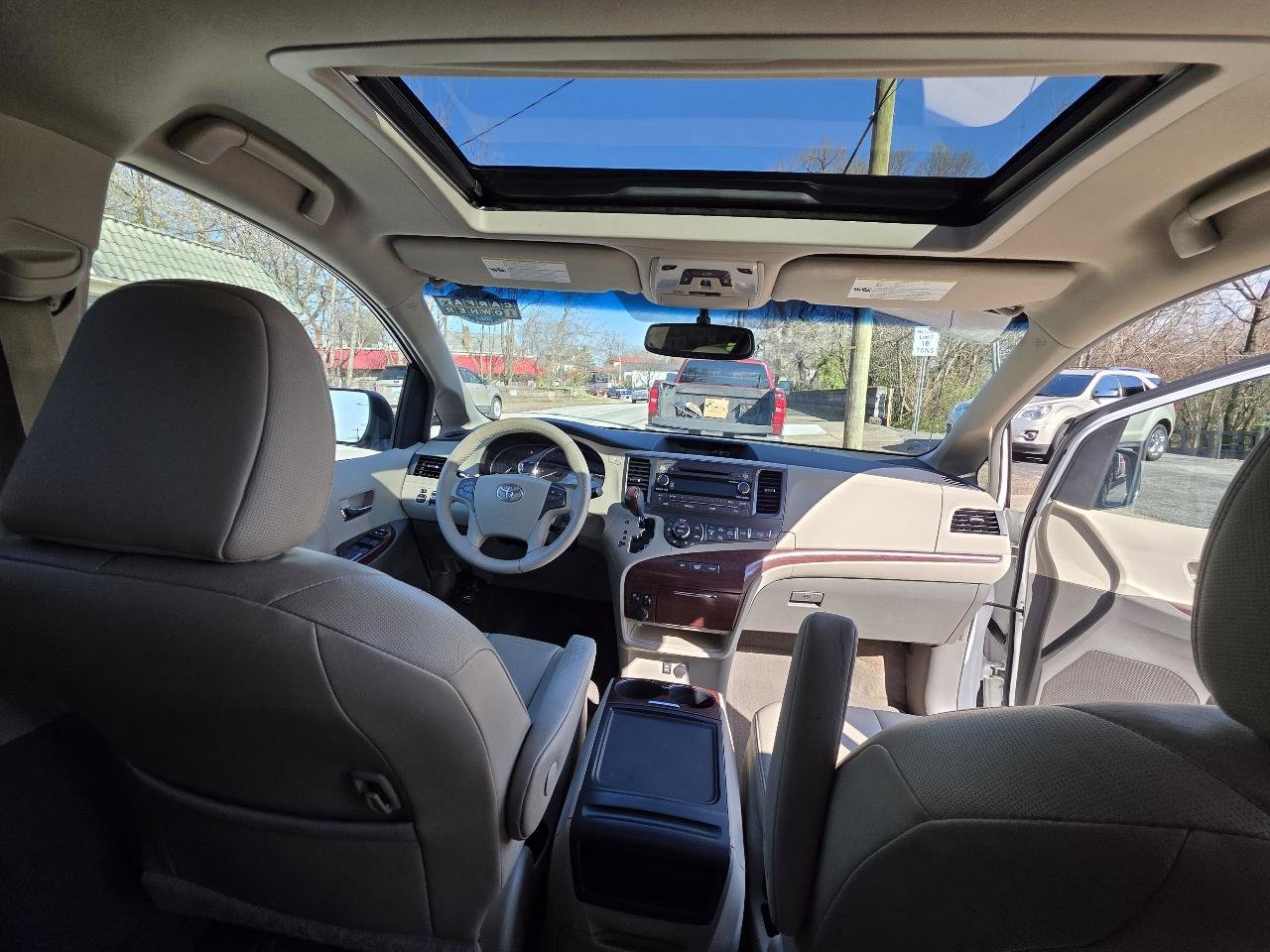 Used 2013 Toyota Sienna XLE FWD image 11