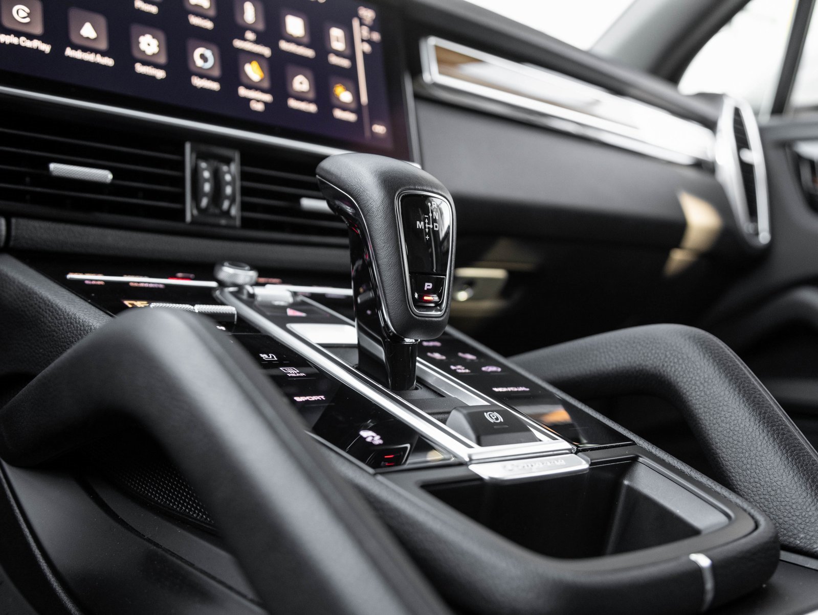 Certified 2023 Porsche Cayenne Platinum Edition image 27