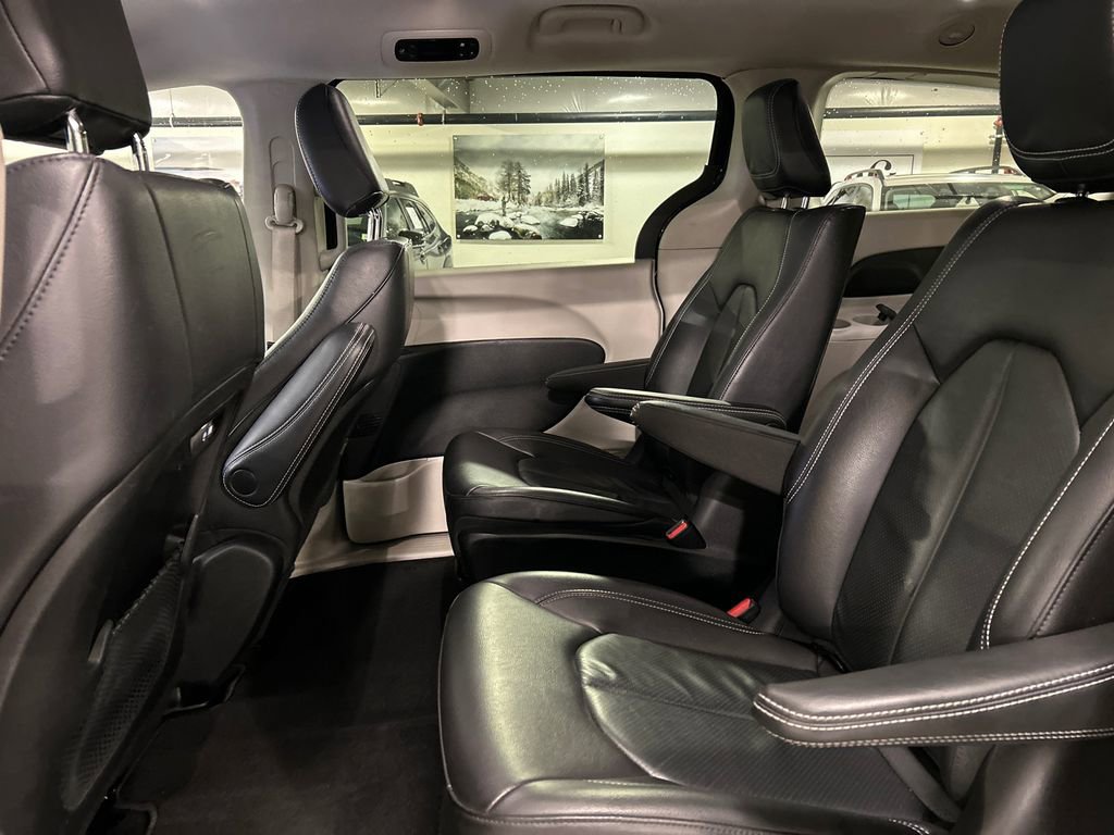Used 2022 Chrysler Pacifica Touring-L image 23