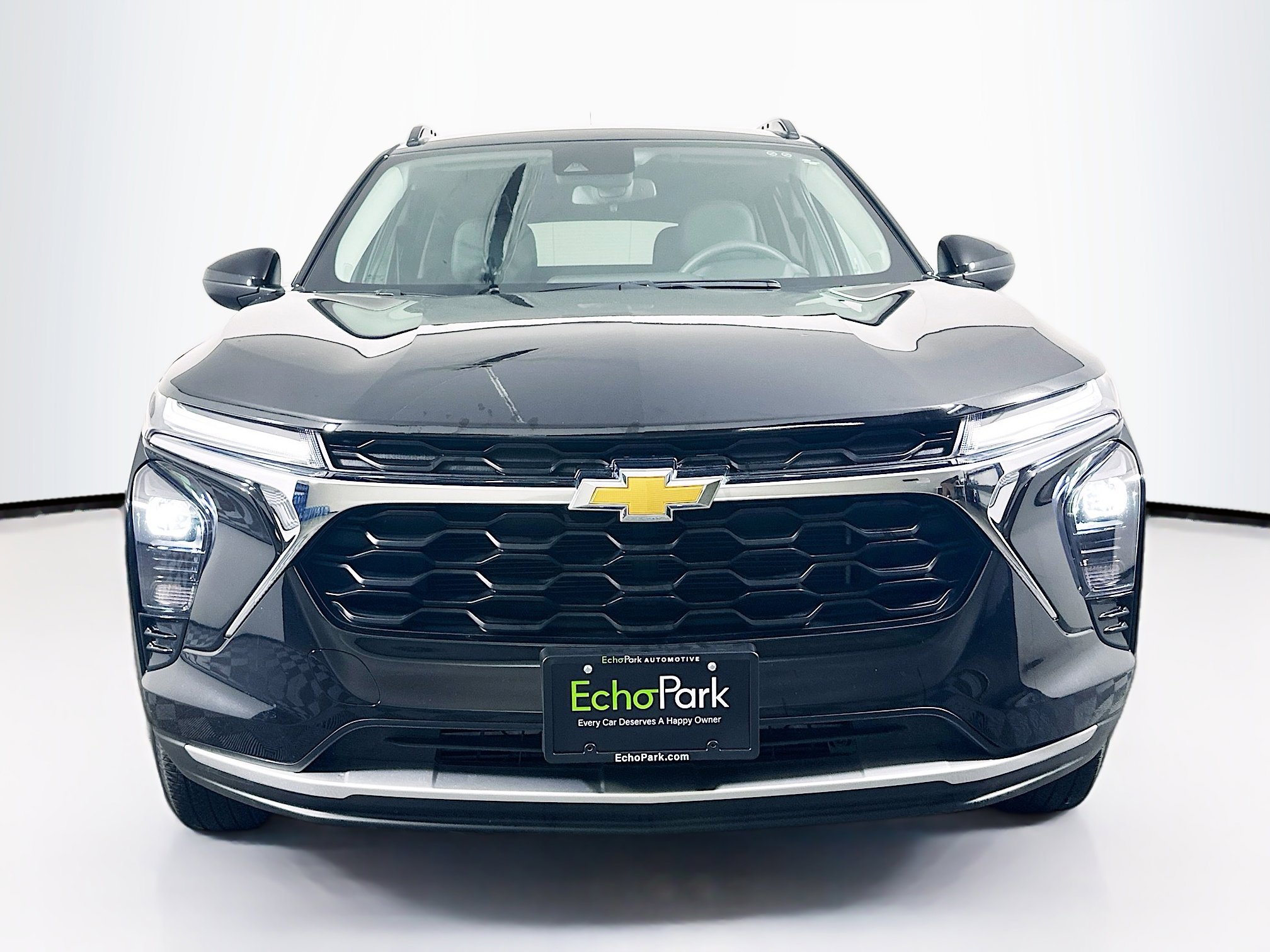 Used 2025 Chevrolet Trax LT image 2