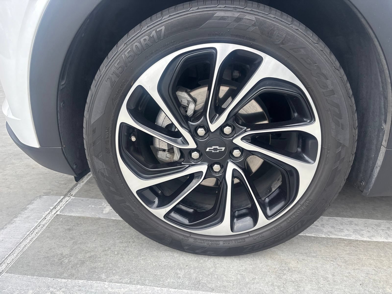 Used 2022 Chevrolet Bolt EUV Premier w/ Sun & Sound Package FWD image 5