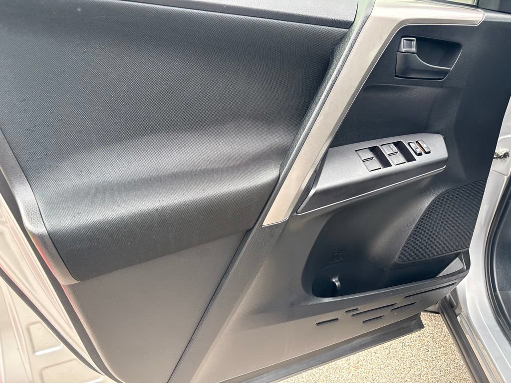 Used 2018 Toyota RAV4 LE FWD image 11