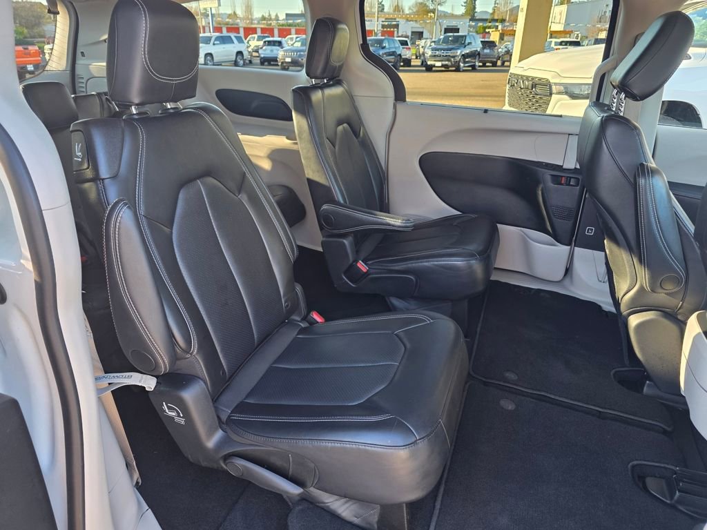 Used 2024 Chrysler Pacifica Touring-L FWD image 25