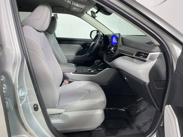 Used 2023 Toyota Highlander LE AWD/4WD image 9