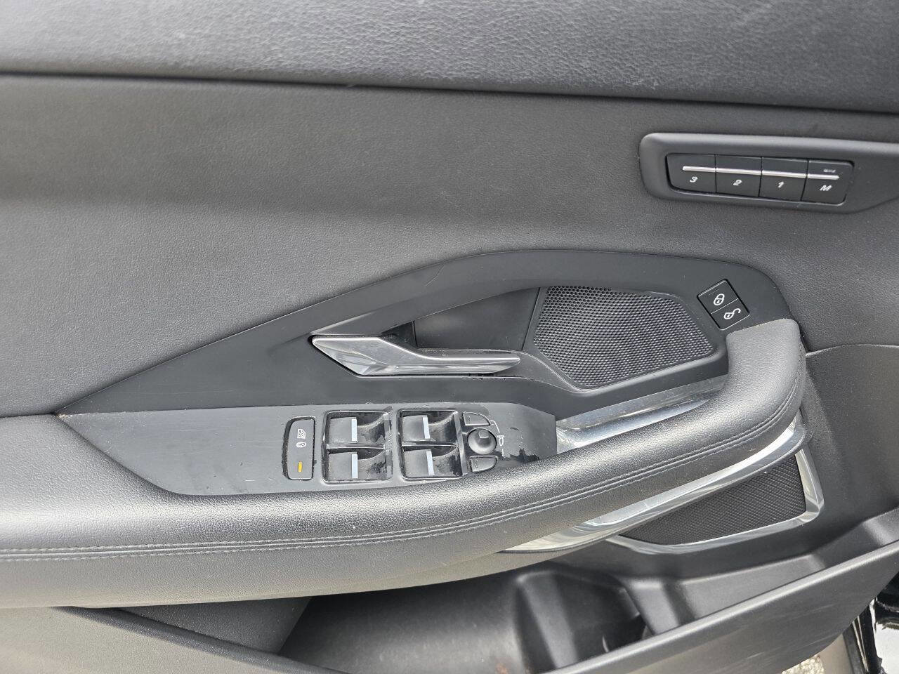 Used 2019 Jaguar E-PACE SE image 12