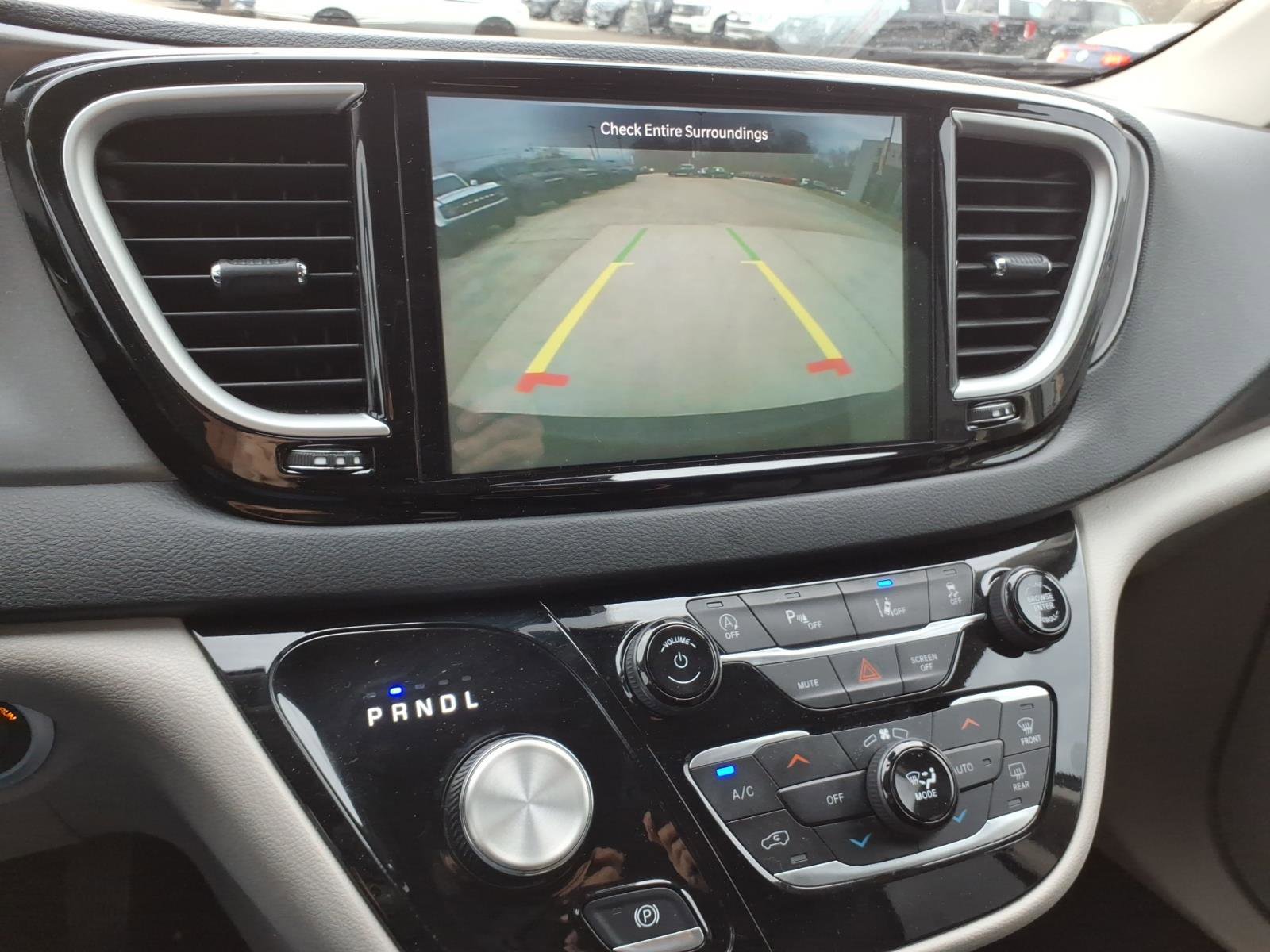 Used 2023 Chrysler Pacifica Touring-L image 18