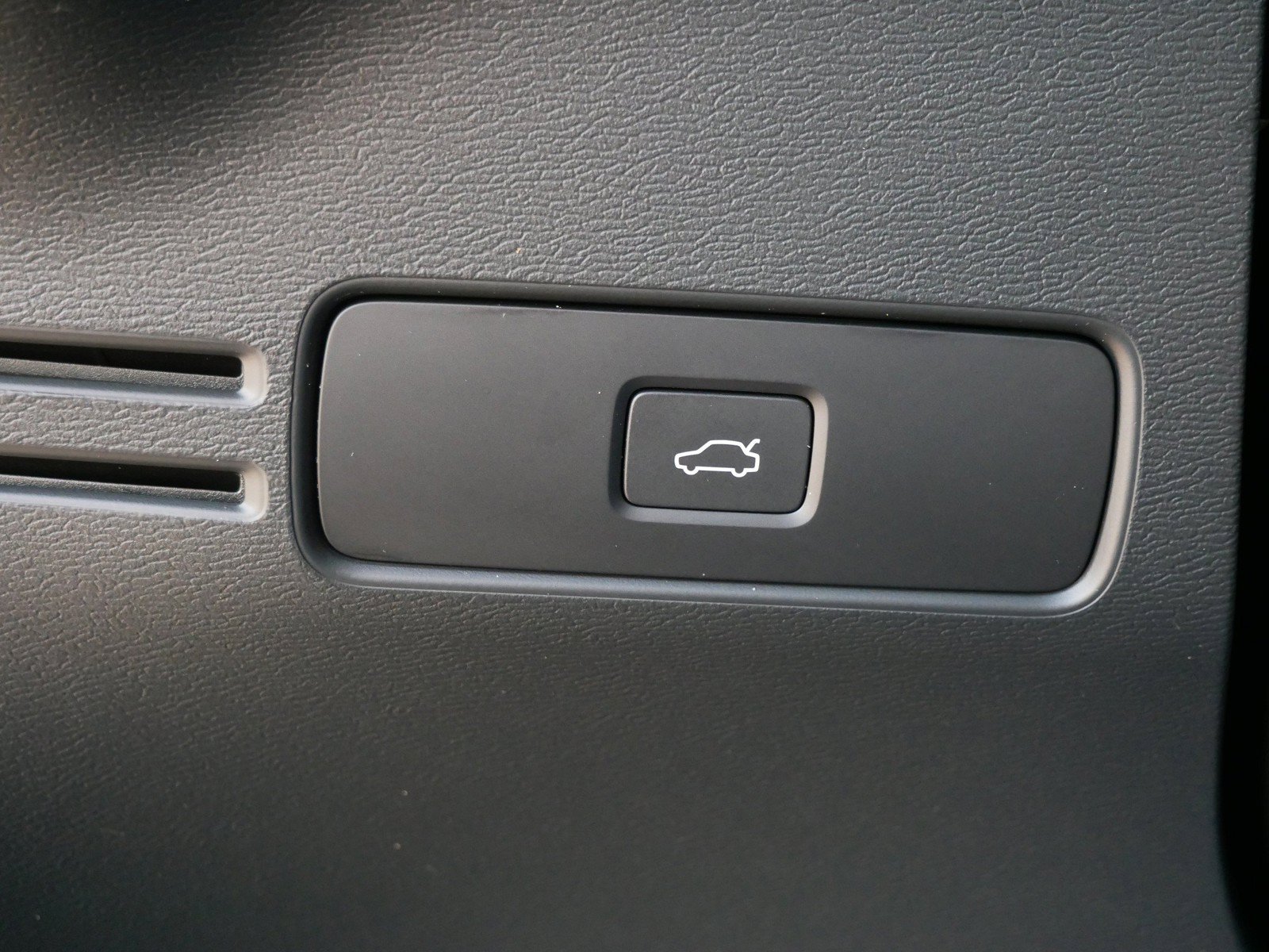 Used 2023 Volvo XC40 Recharge Plus w/ Protection Package Premier AWD/4WD image 27