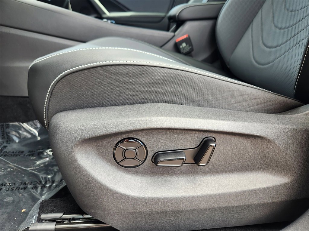 New 2025 Volkswagen Tiguan SE image 7