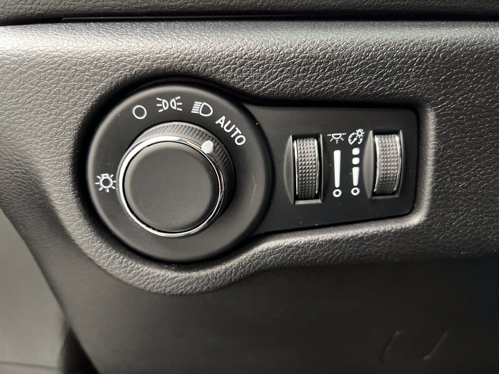 Used 2027 Chrysler Pacifica Select FWD image 58