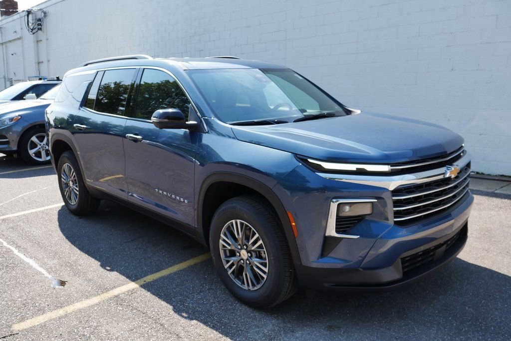 New 2026 Chevrolet Traverse LT w/ Enhanced Driving Package image 2