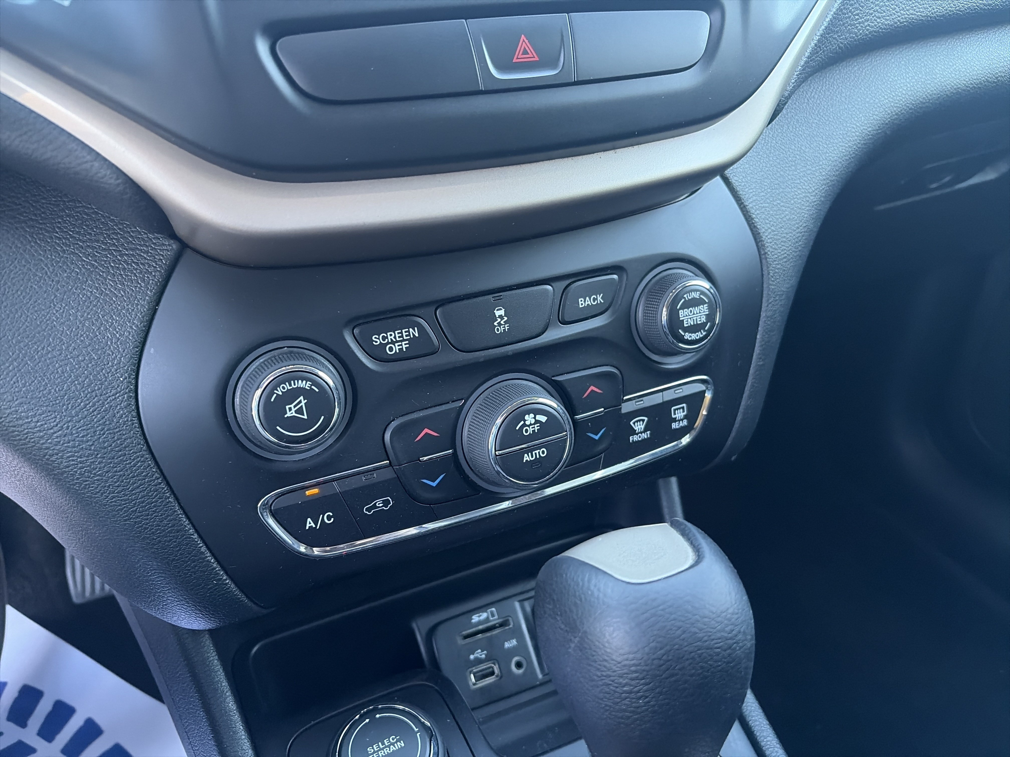 Used 2015 Jeep Cherokee Latitude w/ Comfort/Convenience Group AWD/4WD image 23