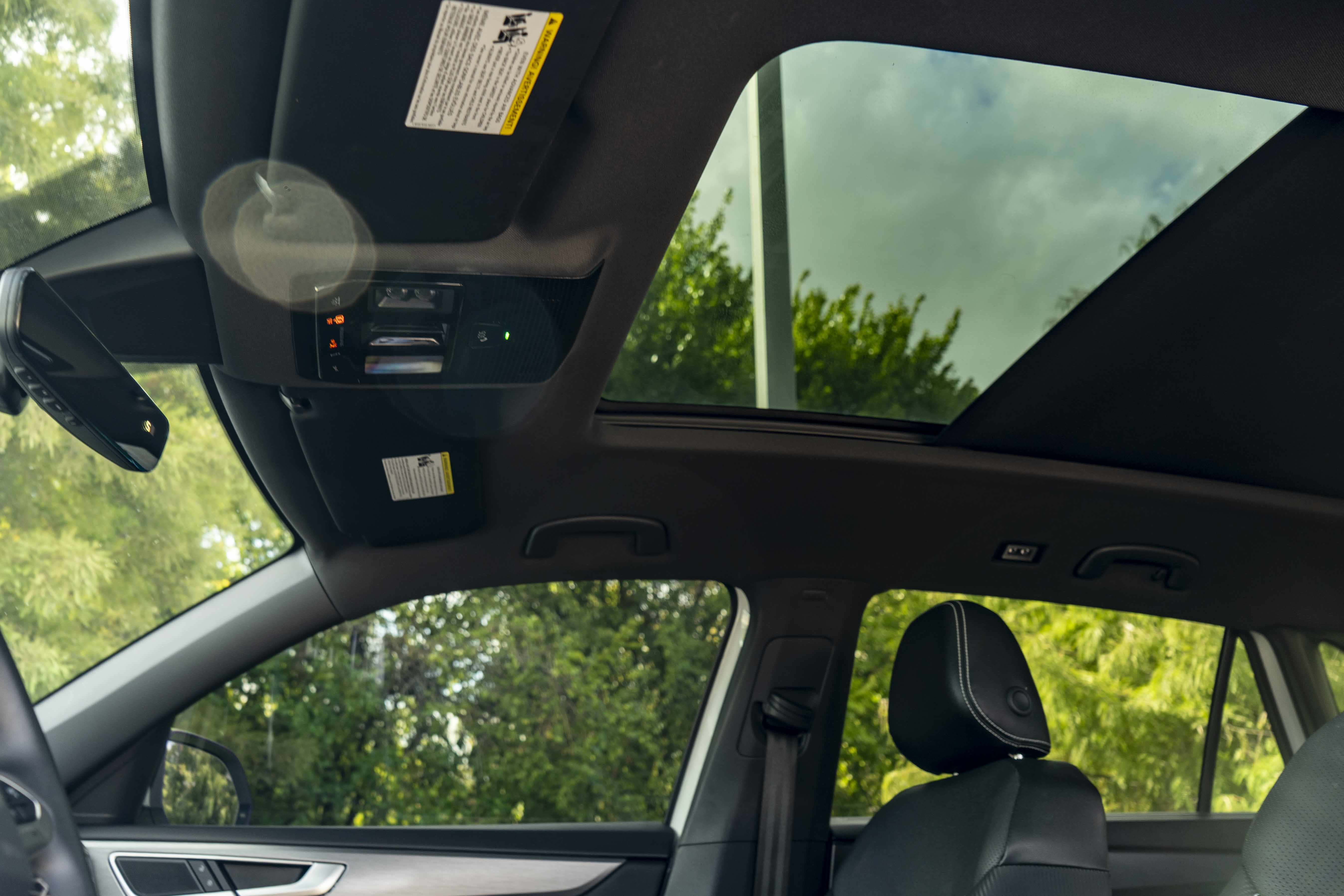 Certified 2024 Volkswagen Atlas Cross Sport SE w/ Panoramic Sunroof Package FWD image 33