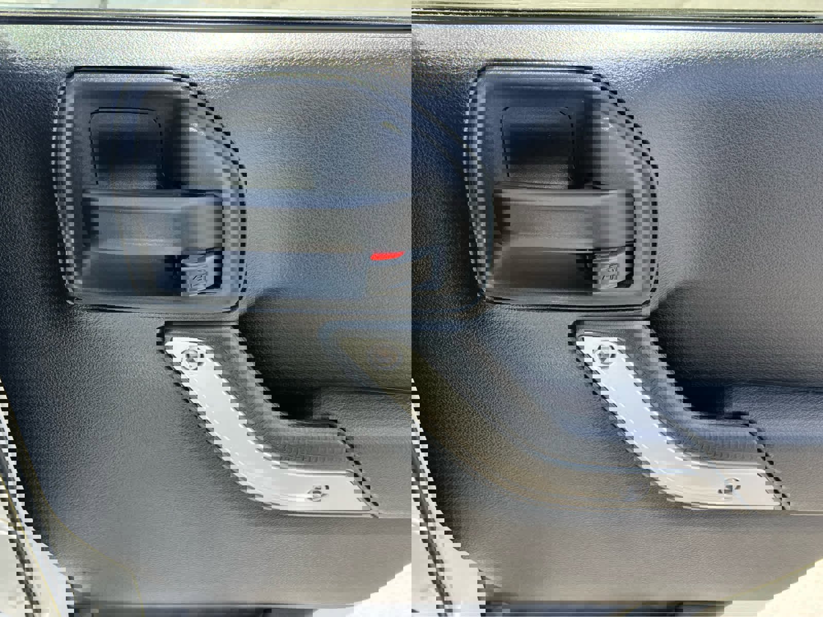 Used 2016 Jeep Wrangler Unlimited Sahara w/ Connectivity Group image 22