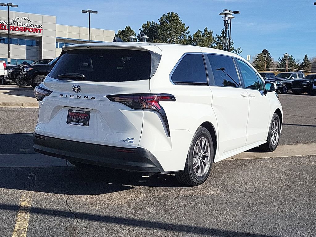 Used 2023 Toyota Sienna LE image 4