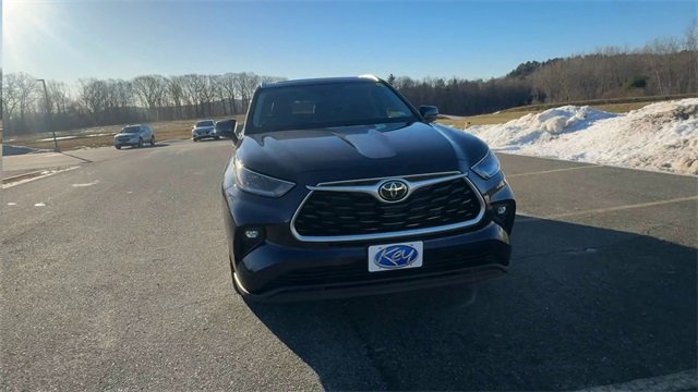 Used 2021 Toyota Highlander XLE image 3